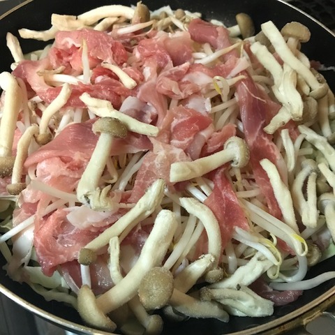 フライパンで肉野菜蒸し作り方４