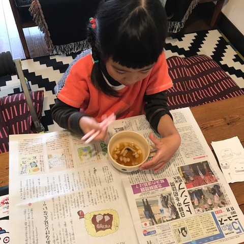 毎日小学生新聞を読む子ども6