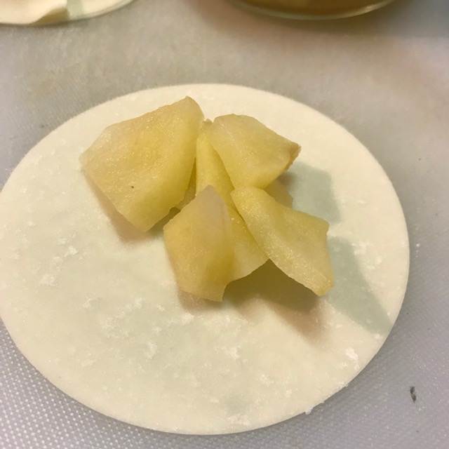 餃子の皮でアップルパイの作り方