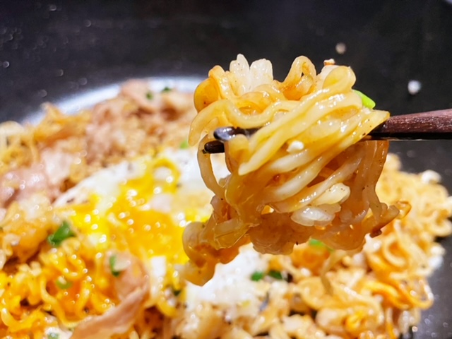 リュウジのバズレシピラー飯_卵に絡まる麺